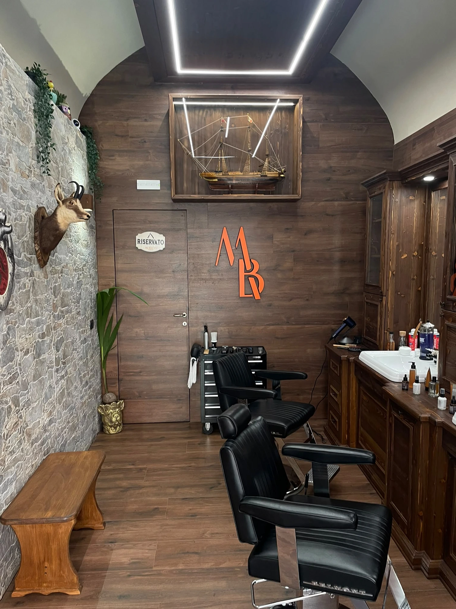 Poltrona vicino all'ingresso con barber pole e luce serale