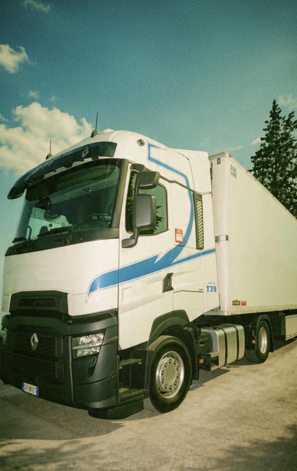 Renault T29 Bennici Autotrasporti — mezzo moderno refrigerato