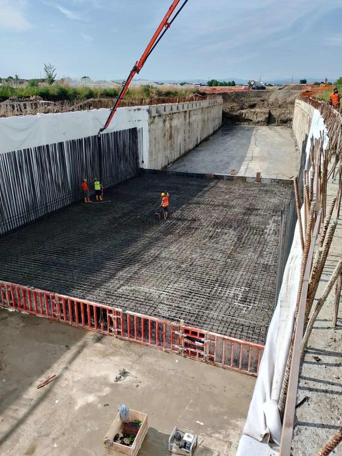 Squadra operativa Forte Servizii al lavoro sulle armature in cantiere