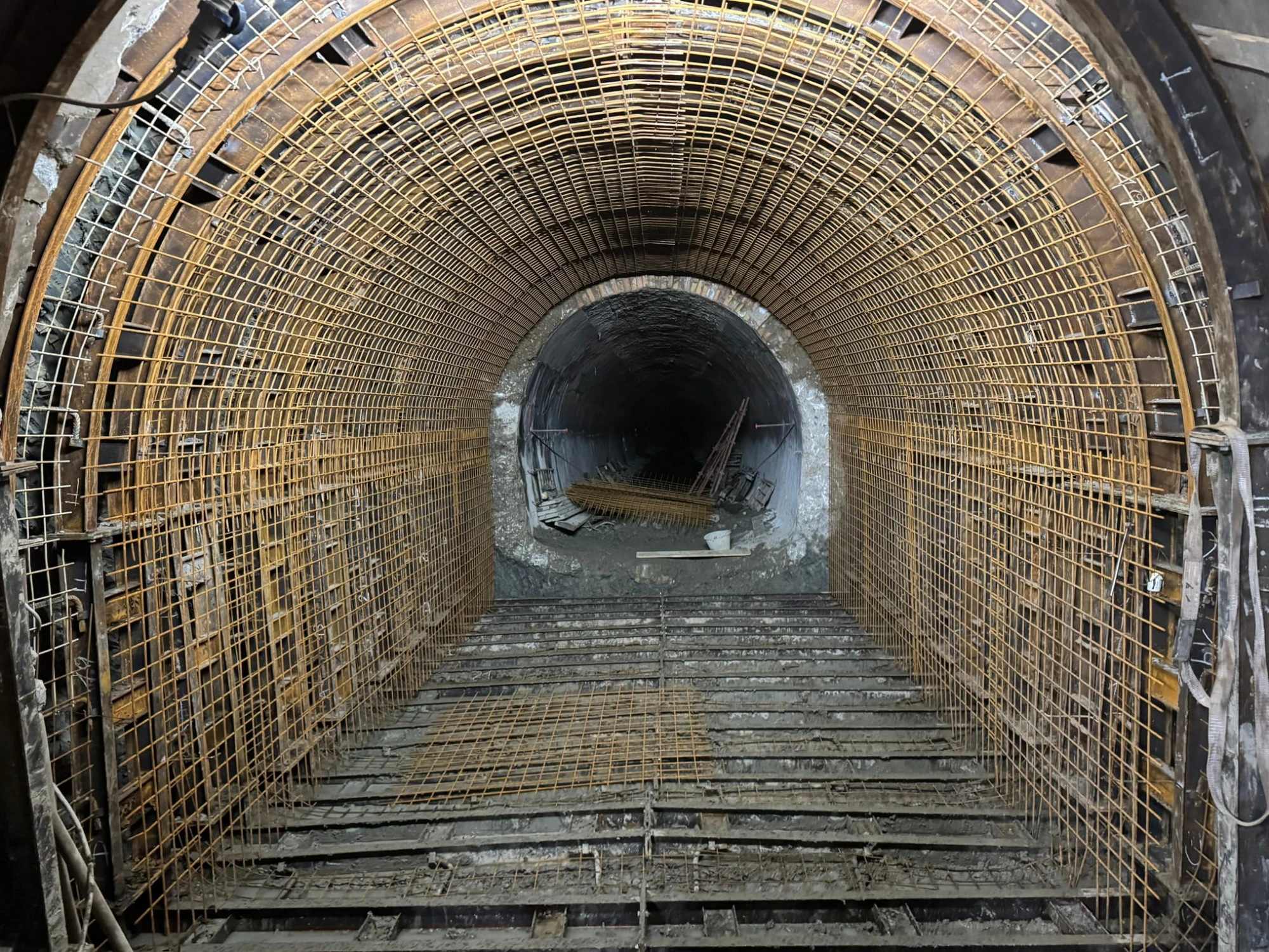 Armatura di una galleria in cemento armato realizzata da Forte Servizii