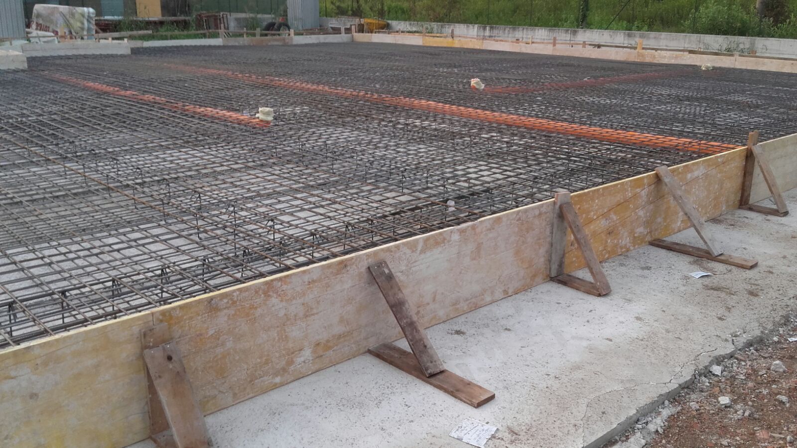 Carpenteria edile: casseforme in legno e armatura di un solaio in cantiere