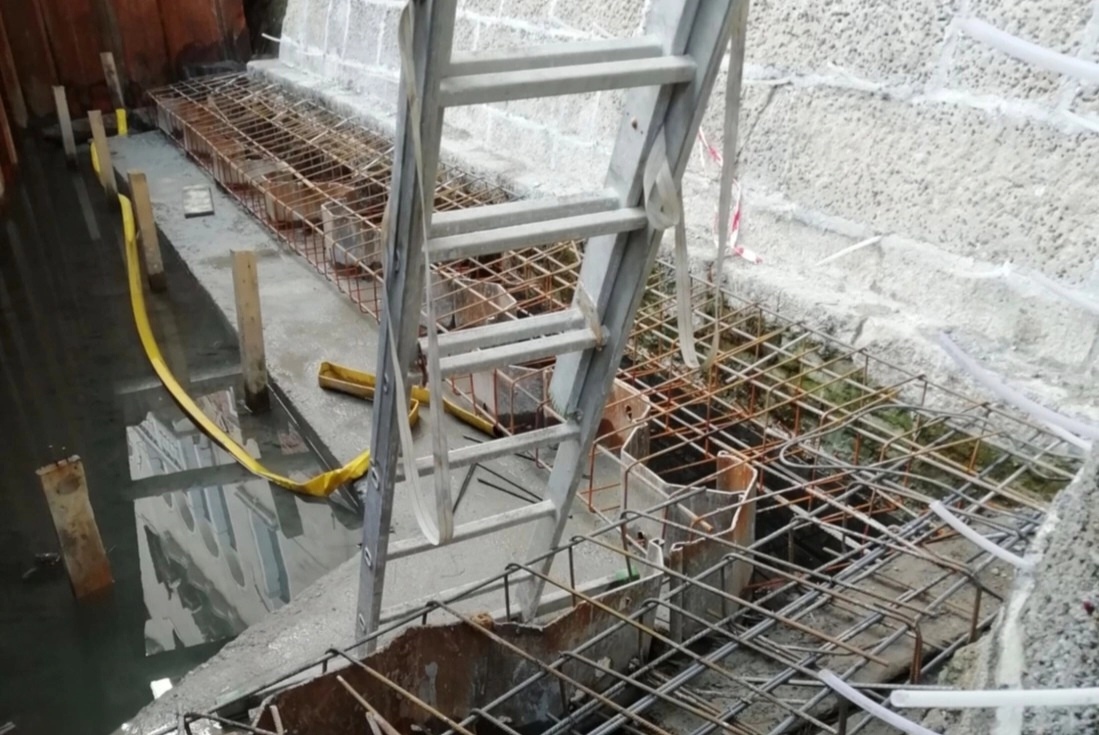 Posa del ferro: gabbie di armatura per cemento armato in scavo