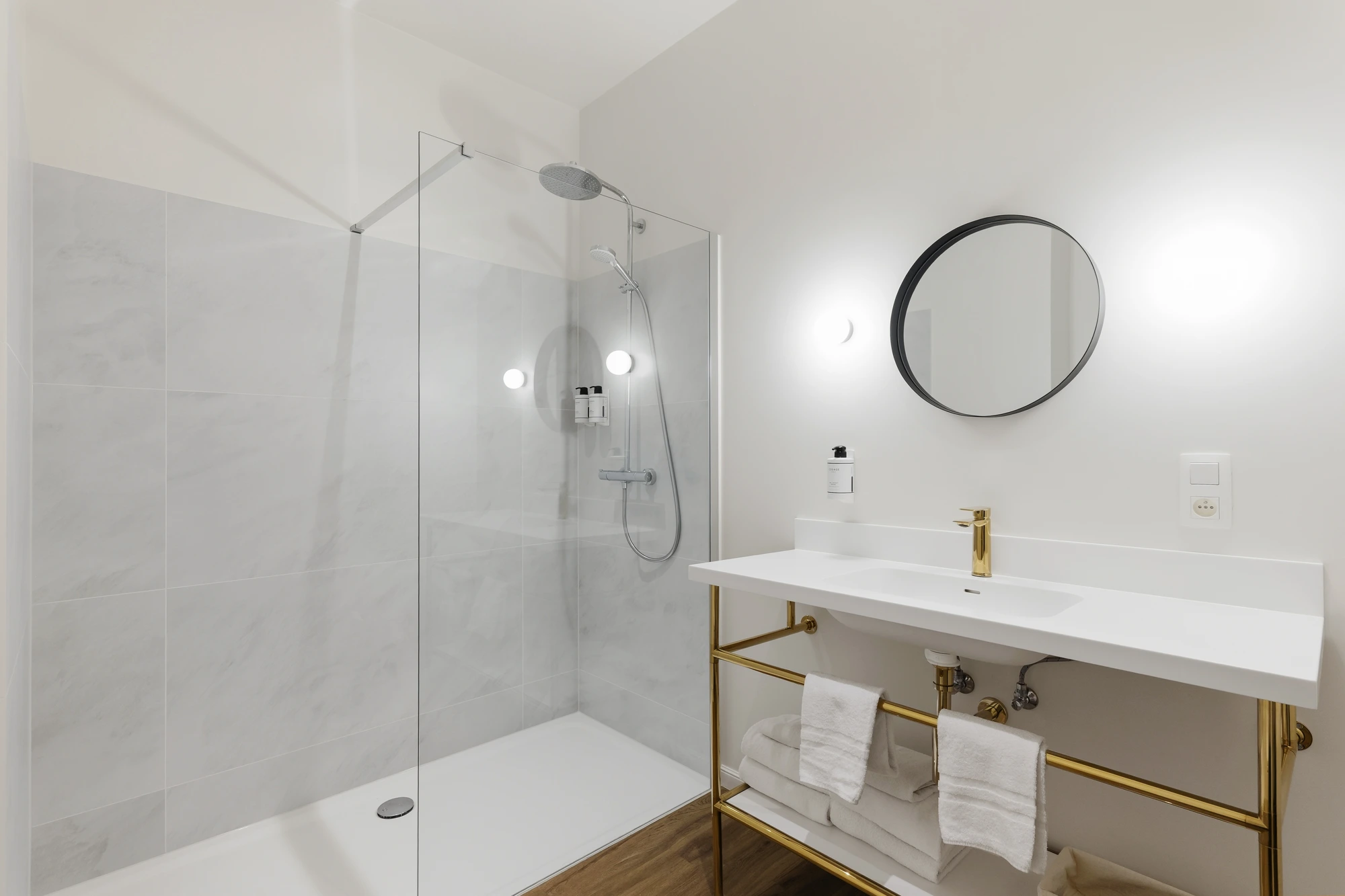 Salle de bain design d'un studio du W16 Aparthotel