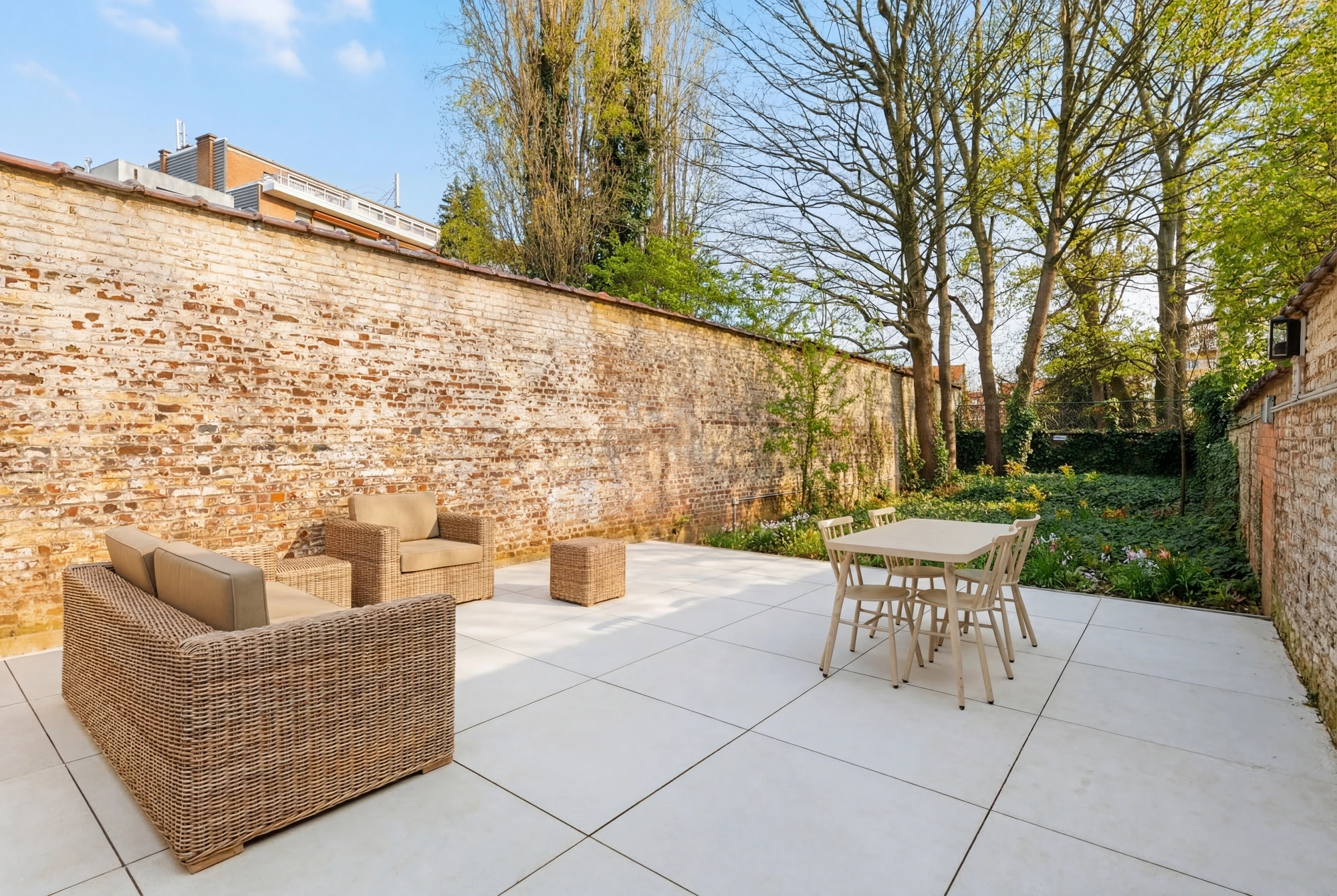 Terrasse et jardin privé arboré du W16 Aparthotel