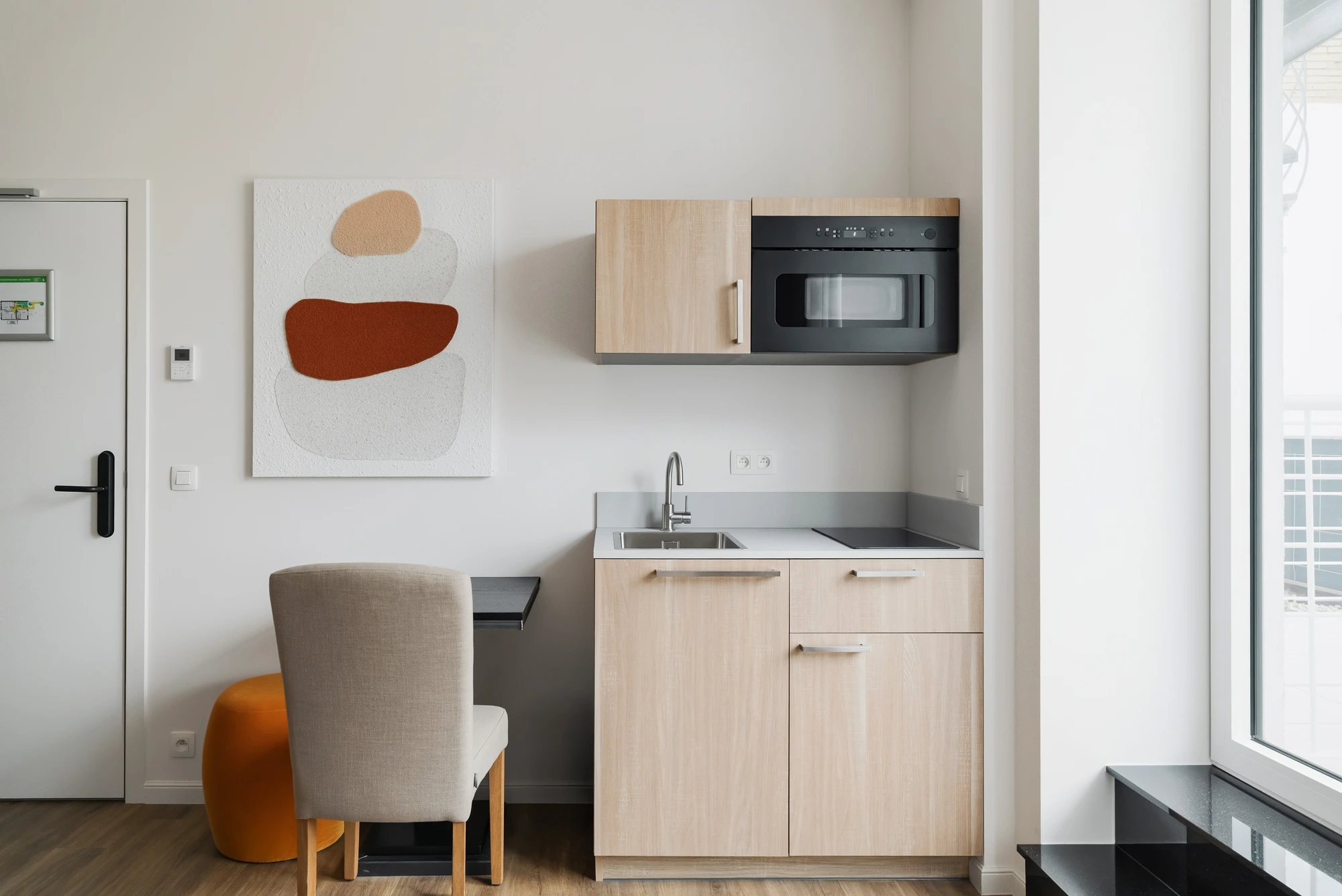 Kitchenette et coin bureau d'un studio Superior, W16 Aparthotel