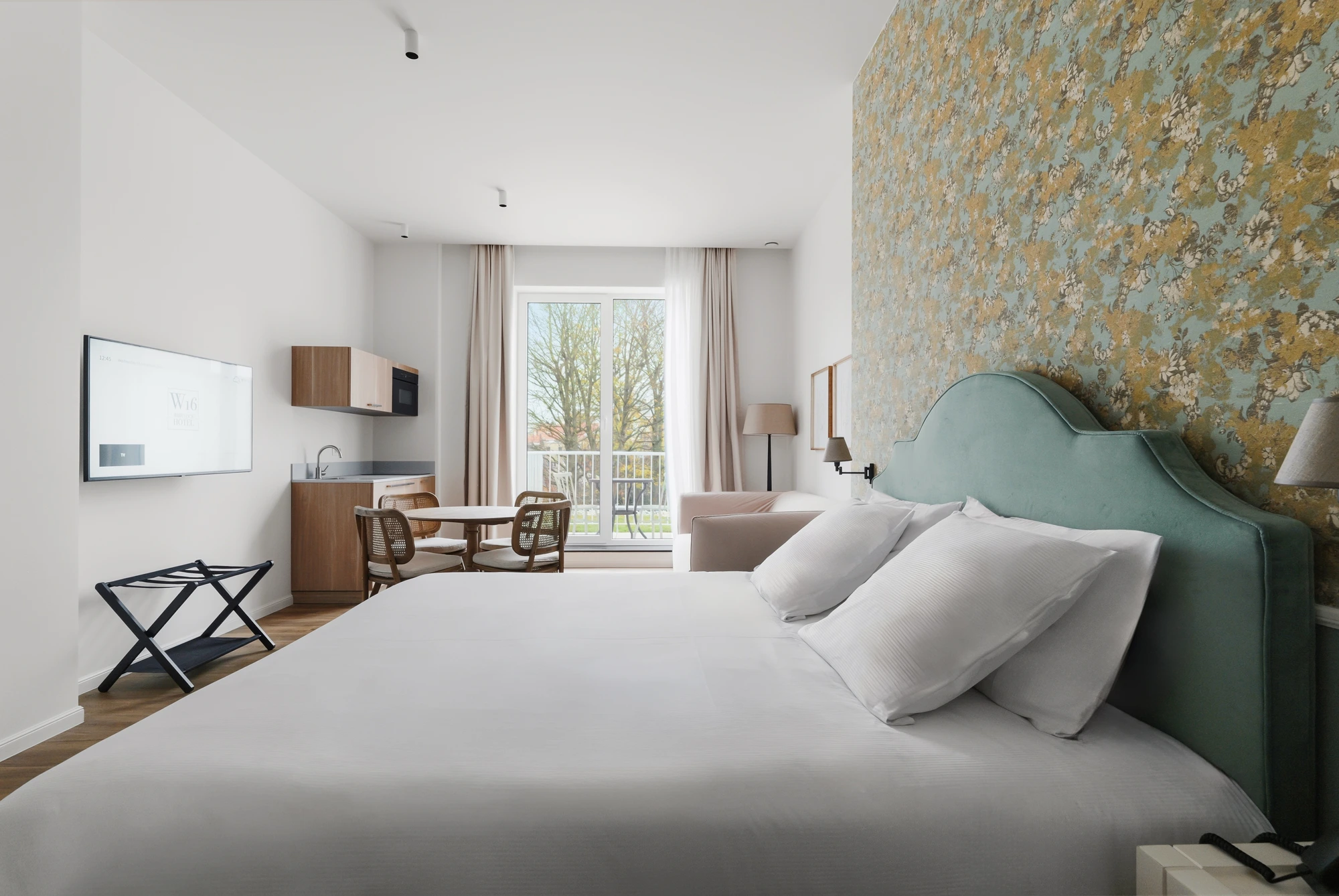 Studio Premium au papier peint chinoiserie doré, W16 Aparthotel