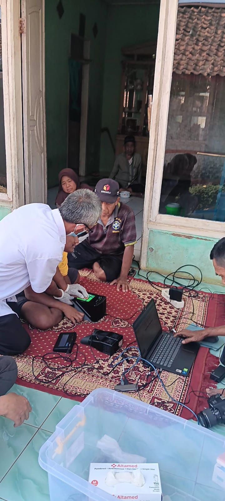 Petugas Disdukcapil merekam KTP-el langsung di rumah warga