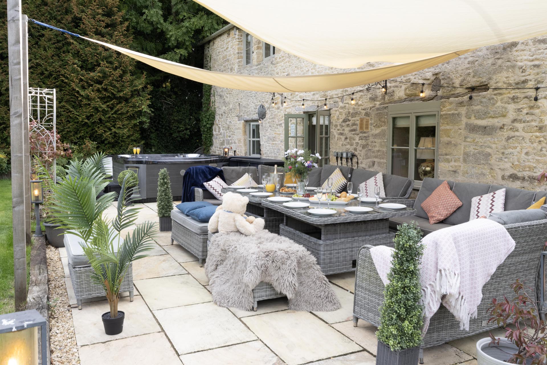 5* Cotswold Chocolate Box Manor House photo 6