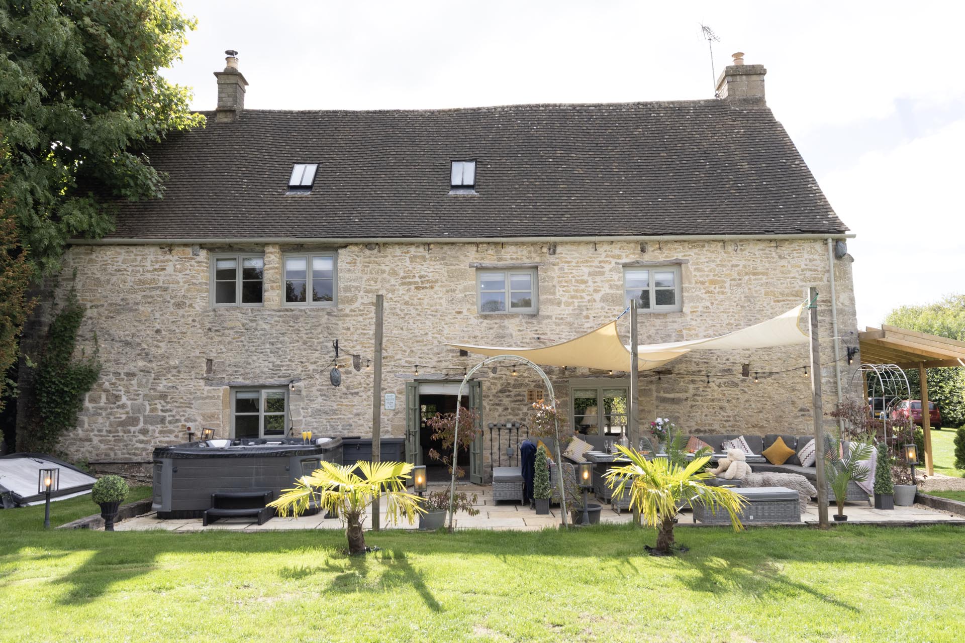 5* Cotswold Chocolate Box Manor House photo 8