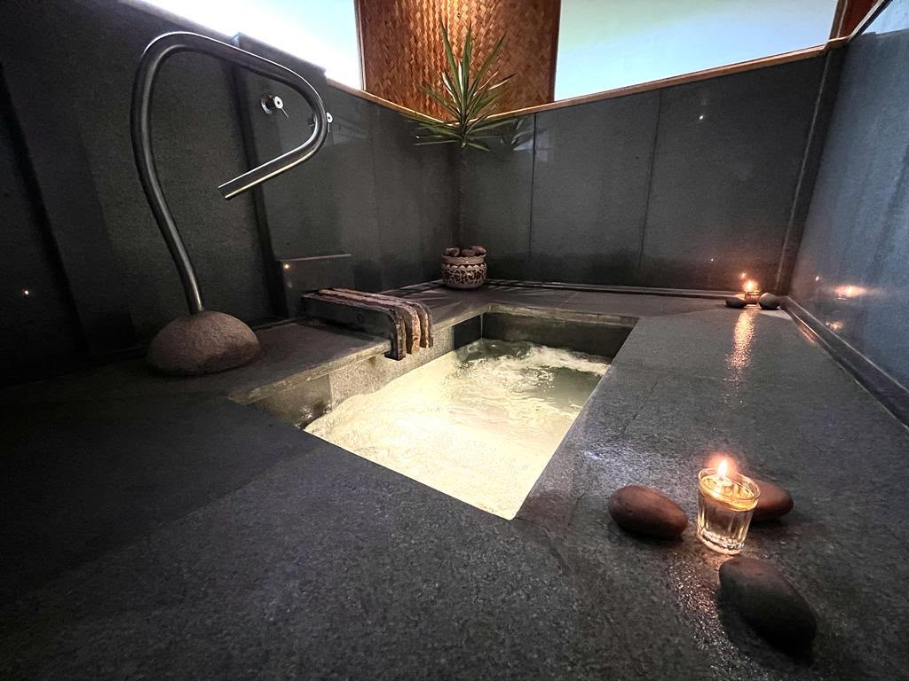 Deluxe Hot Tub Suite