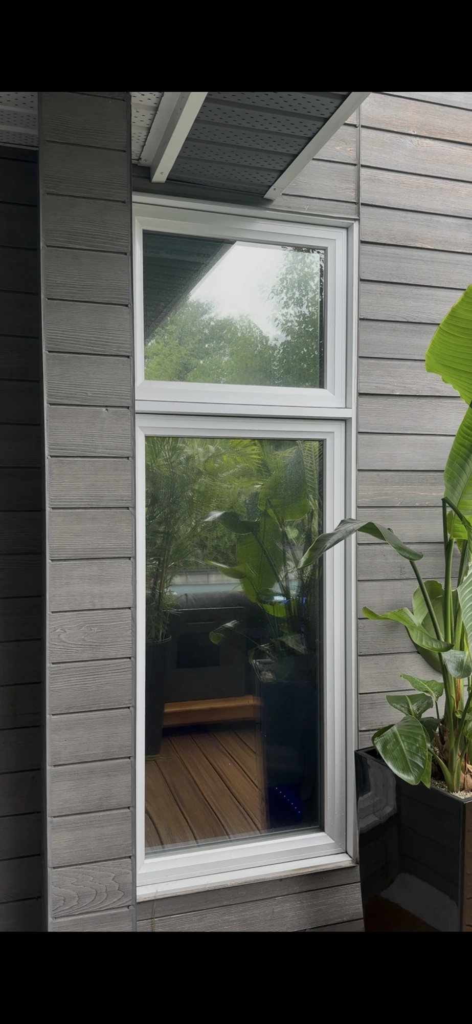 Vue depuis l'extérieur — pellicule installée sur fenêtre résidentielle