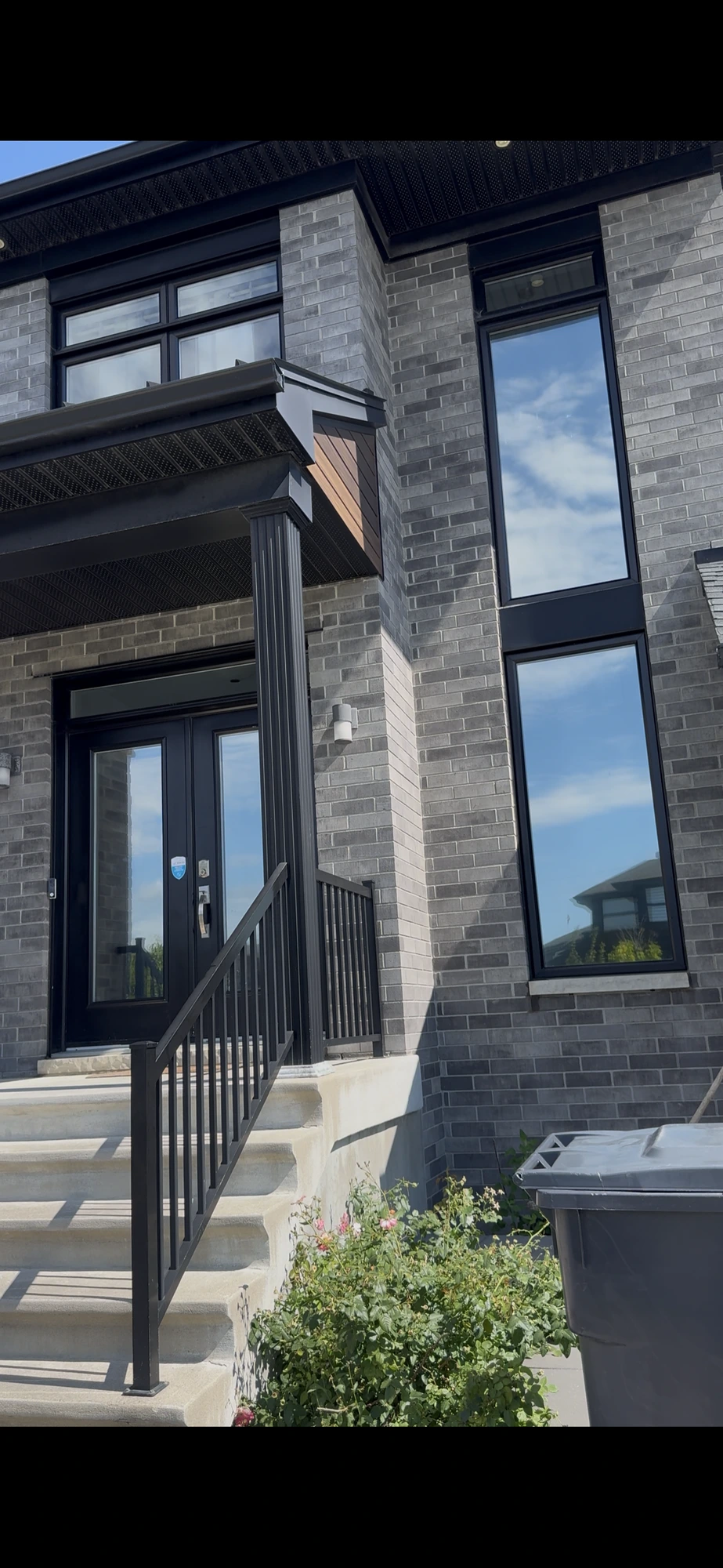 Maison résidentielle moderne avec pellicules réfléchissantes