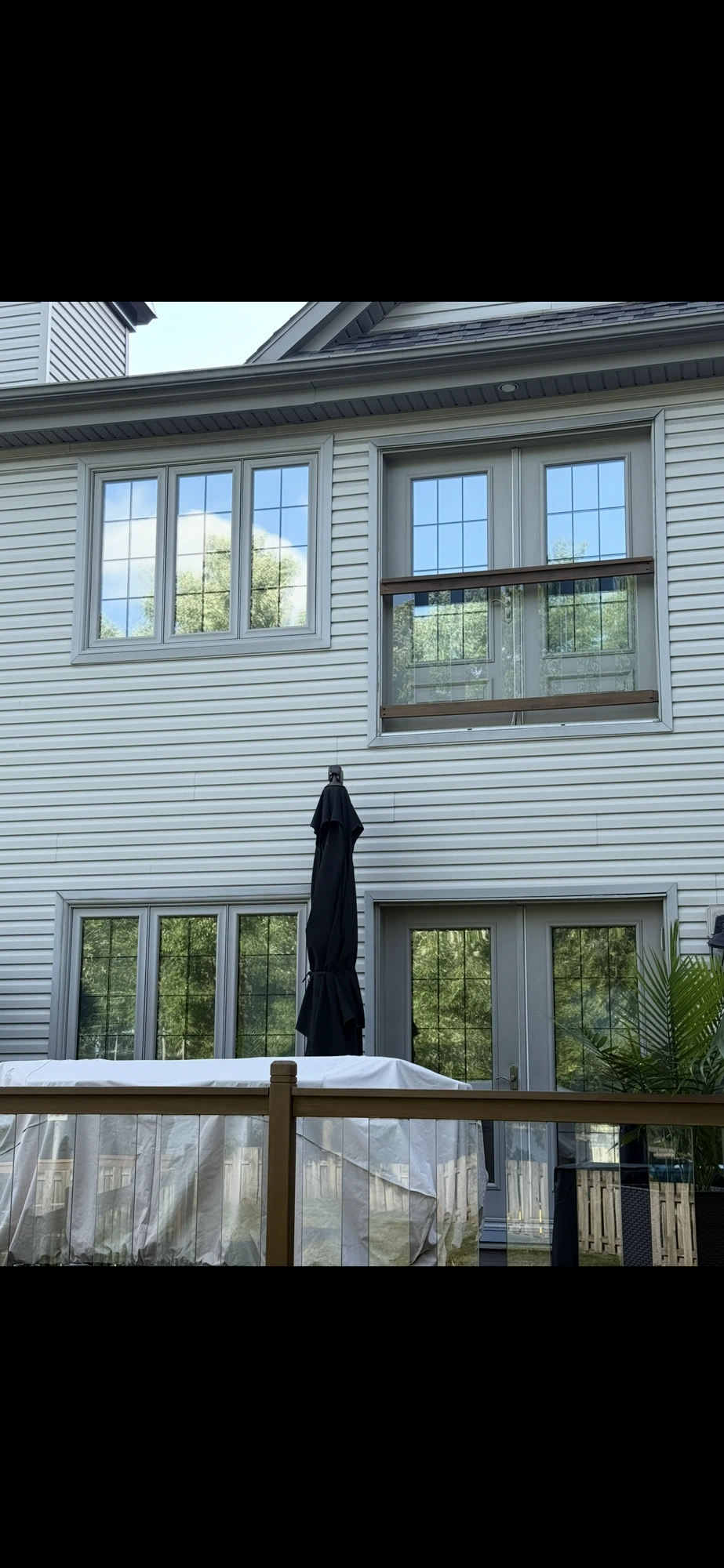 Porte vitrée avec pellicule miroir — effet miroir depuis l'extérieur