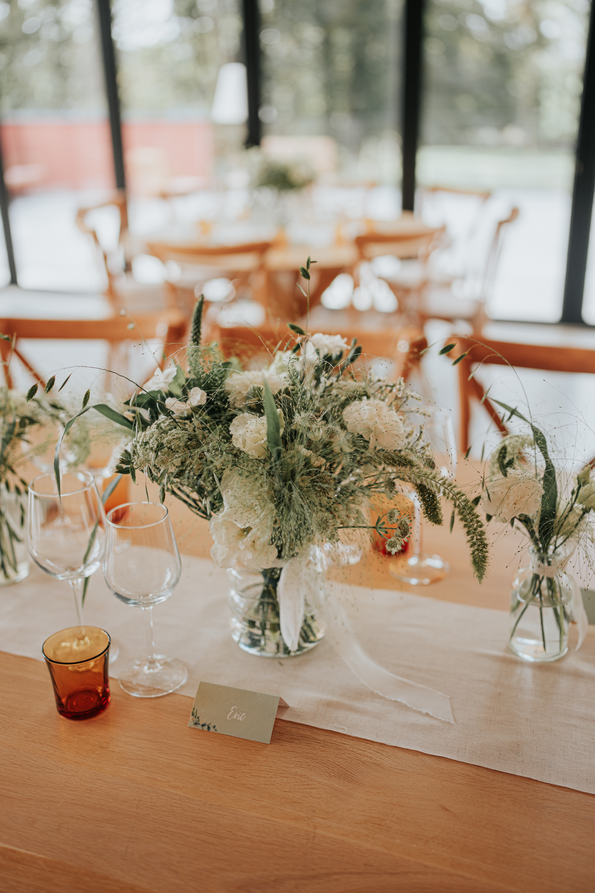 Ambiance chaleureuse dans le salon du Château de Bry avec le photobooth Twins Wood et le décor de mariage