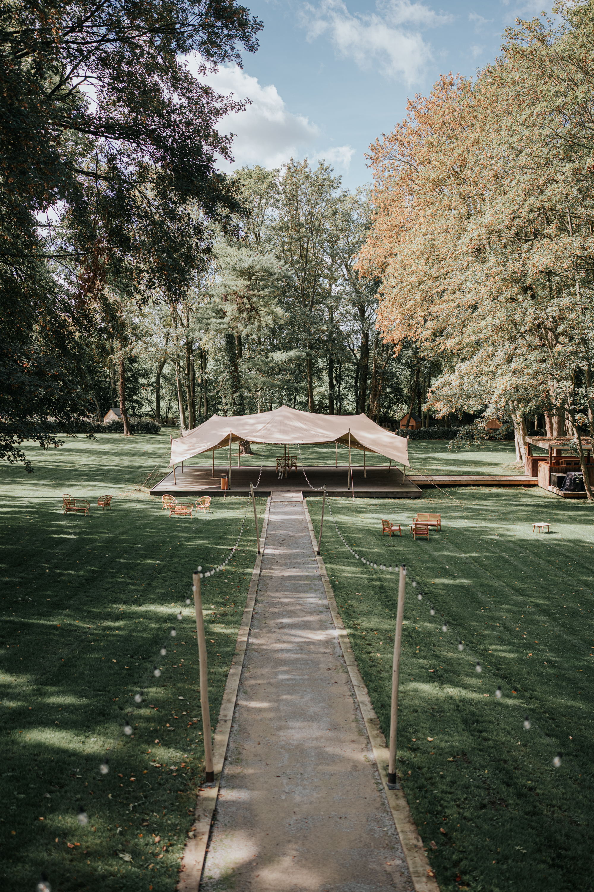 Vue d'ensemble du photobooth Twins Wood et du salon de réception du Château de Bry pour un mariage dans le Nord