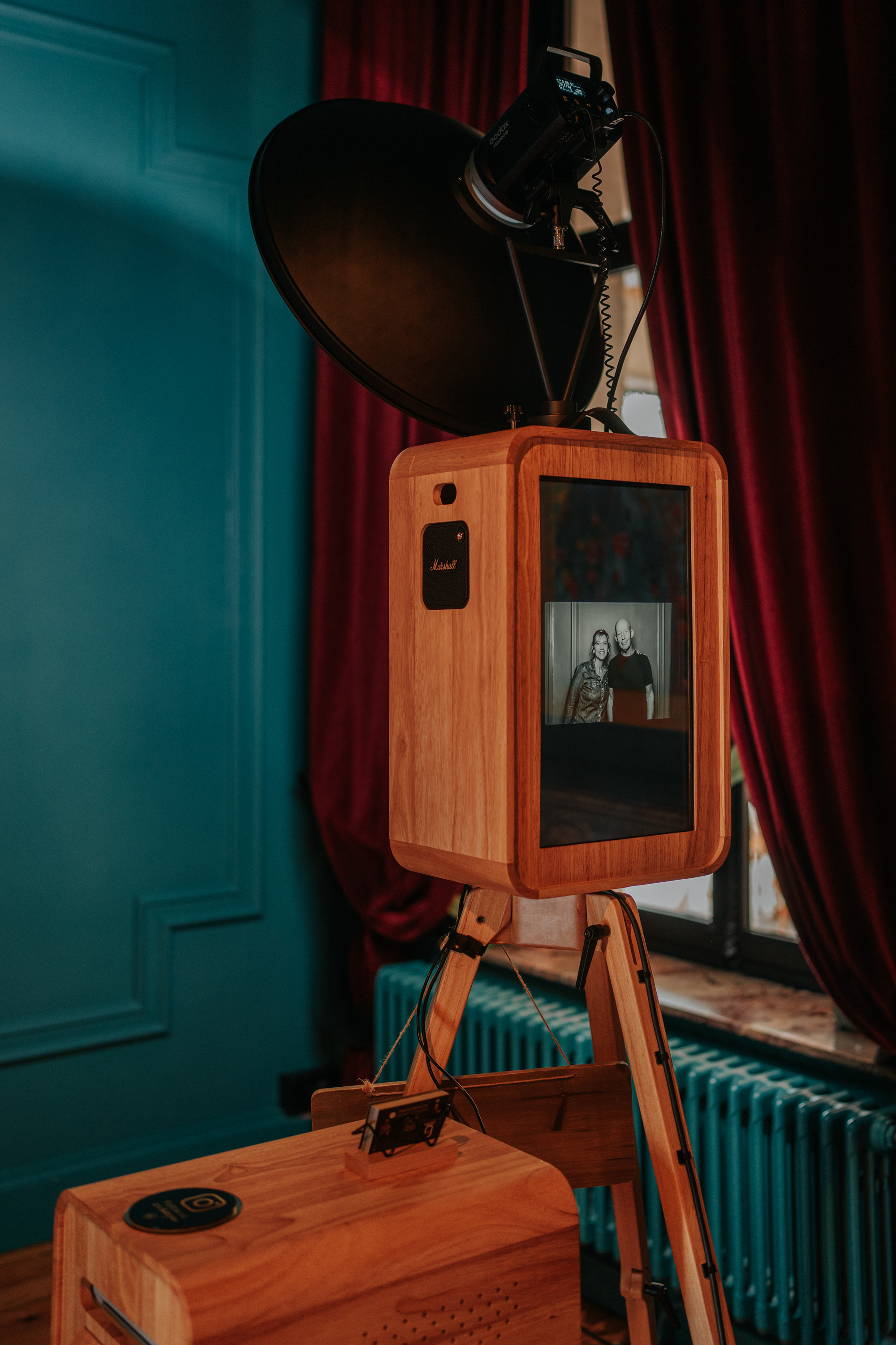 Écran du photobooth Twins Wood affichant une photo de couple avec des filtres artistiques lors du mariage au Château de Bry